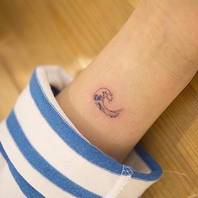 Tiny wave on the wrist