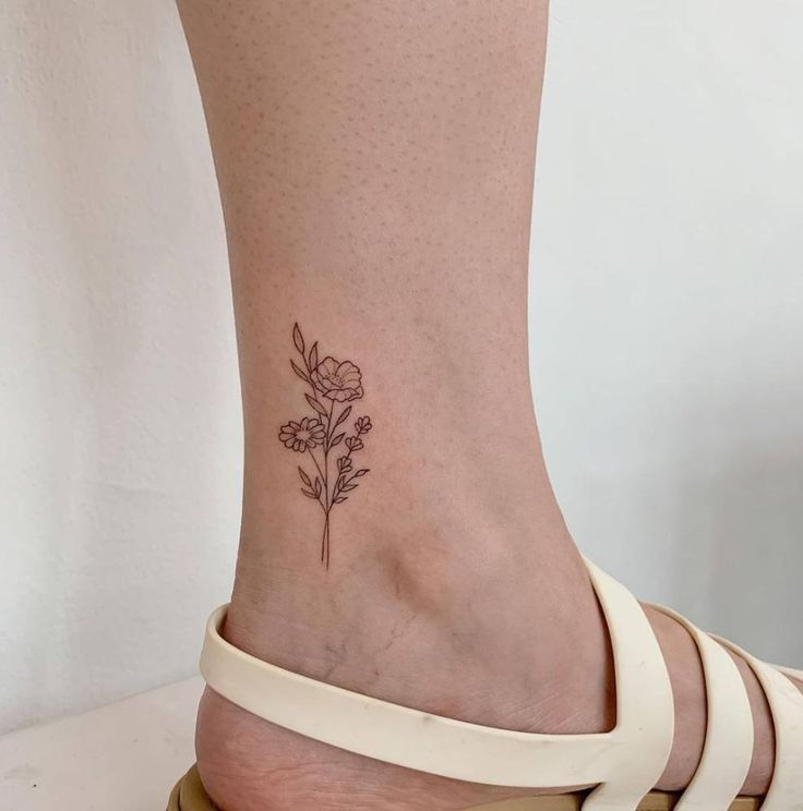 Minimalist daisy outline on the ankle